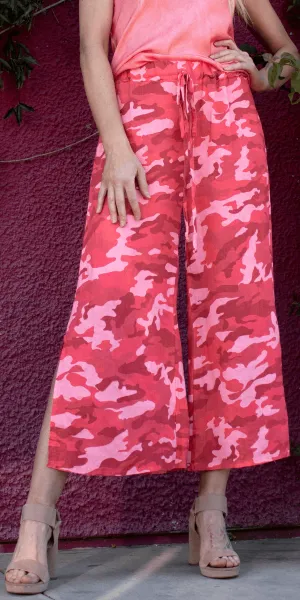 Giulana Camo Capri Pants